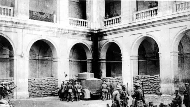 Fuerzas italianas en el interior del Ayuntamiento de Málaga, una vez tomada la ciudad