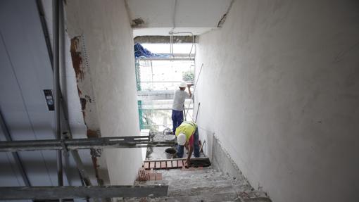 Dos trabajadores, en el interior de la vieja Escuela de Magisterio