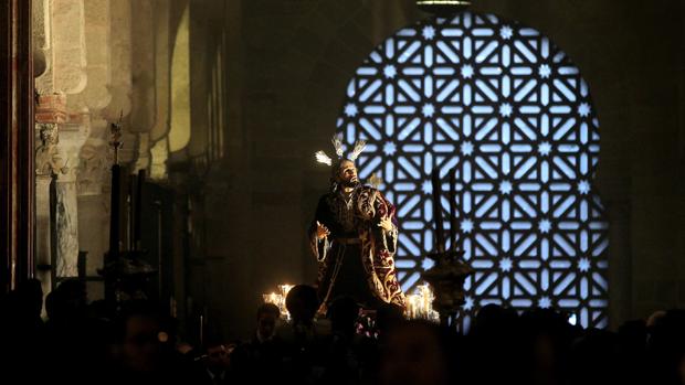 El Señor de la Oración en el Huerto, ante una de las celosías