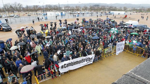 Protesta de aficionados cordobesistas en el último partido en El Arcángel