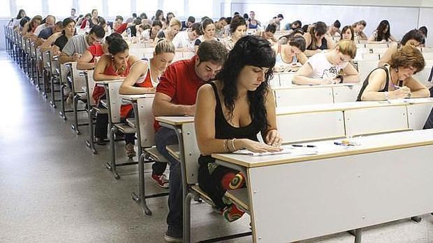 Opositores se examinan en Sevilla por una plaza en la admisnitración