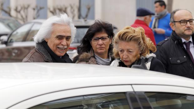 Gómez y su mujer a la salida de los juzgados