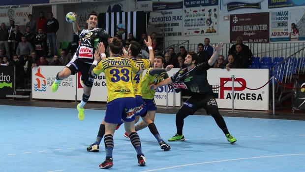 El Ángel Ximénez Avia de Puente Genil cae (29-26) ante el Bidasoa en Irún