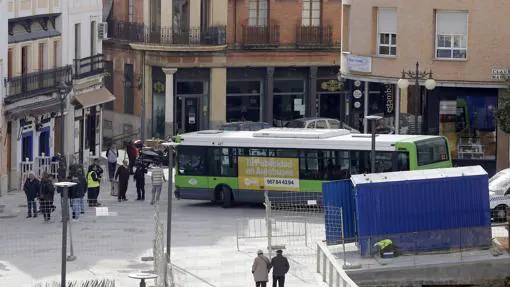 Un autobús gira en la calle Capitulares tras abrirse al tráfico sus esquinas el 3 de enero