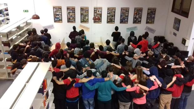 Los alumnos encerrados en la biblioteca