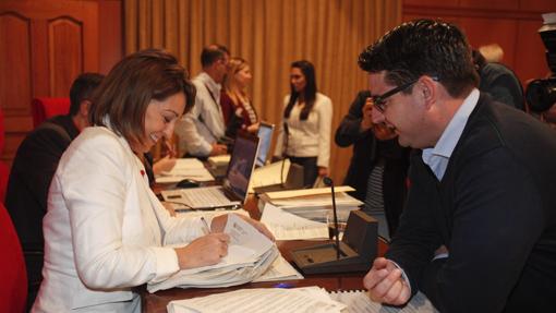 Isabel Ambrosio y Pedro García en un pleno municipal