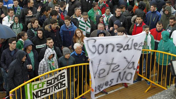 La afición del Córdoba, durante la protesta a González