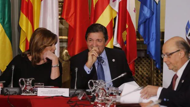 La presidenta de Andalucía junto al de Asturias en una conferencia en el Senado