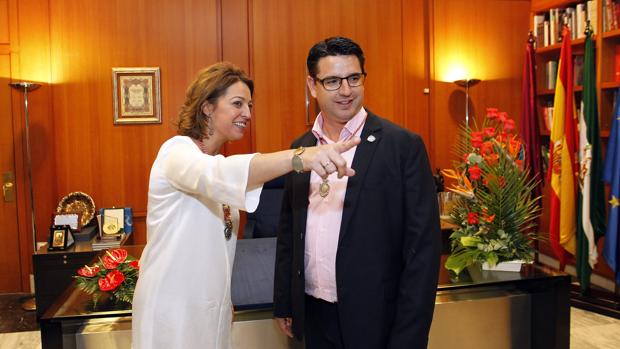 La alcaldesa y Pedro García junto a representantes de CECO