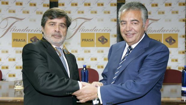 Carlos González y José Romero se dan la mano en la firma del contrato