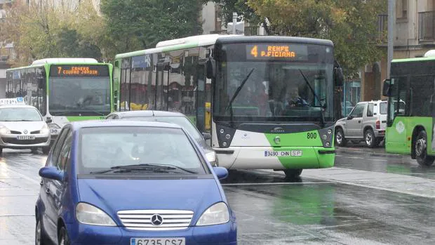 Autobuses de Aucorsa circulando por la avenida de Ollerías