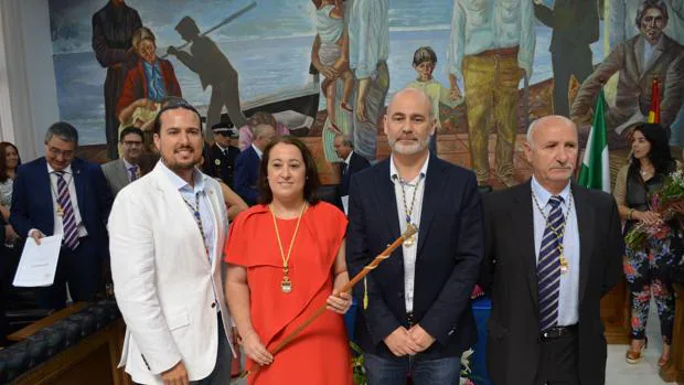La alcaldesa de Rincón (PSOE) con la vara de mando; a su derecha el edil de Podemos Antonio Moreno