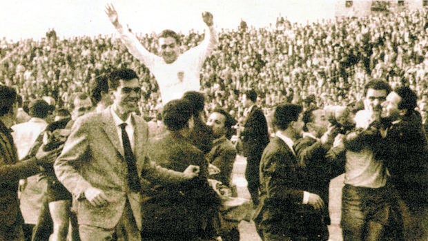 El Córdoba CF celebra el primer ascenso de la historia a Primera en el Colombino