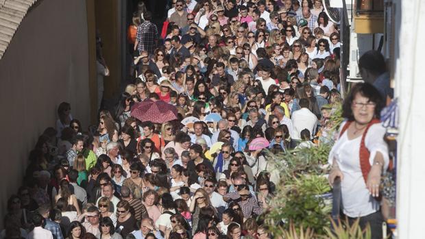 La espera de tres horas de los penitentes de la Semana Santa de Córdoba