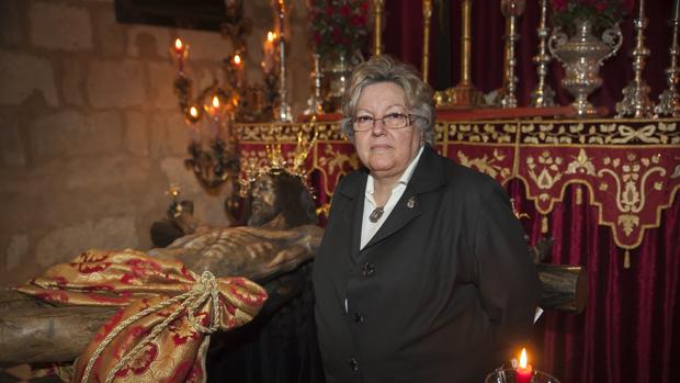 Rosario Castelló, junto al Cristo de Ánimas