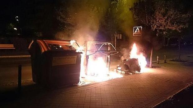 Imagen de archivo de varios contenedores ardiendo