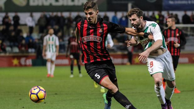 Babic, defensa central del Reus, presiona al delantero cordobesista Rodri