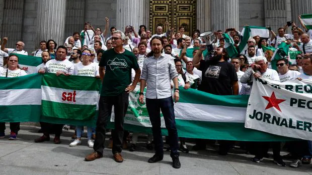 Cañamero y Pablo Iglesias este martes en Madrid delante del Congreso