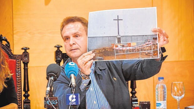 El alcalde de Dos Torres muestra la restauración de la cruz