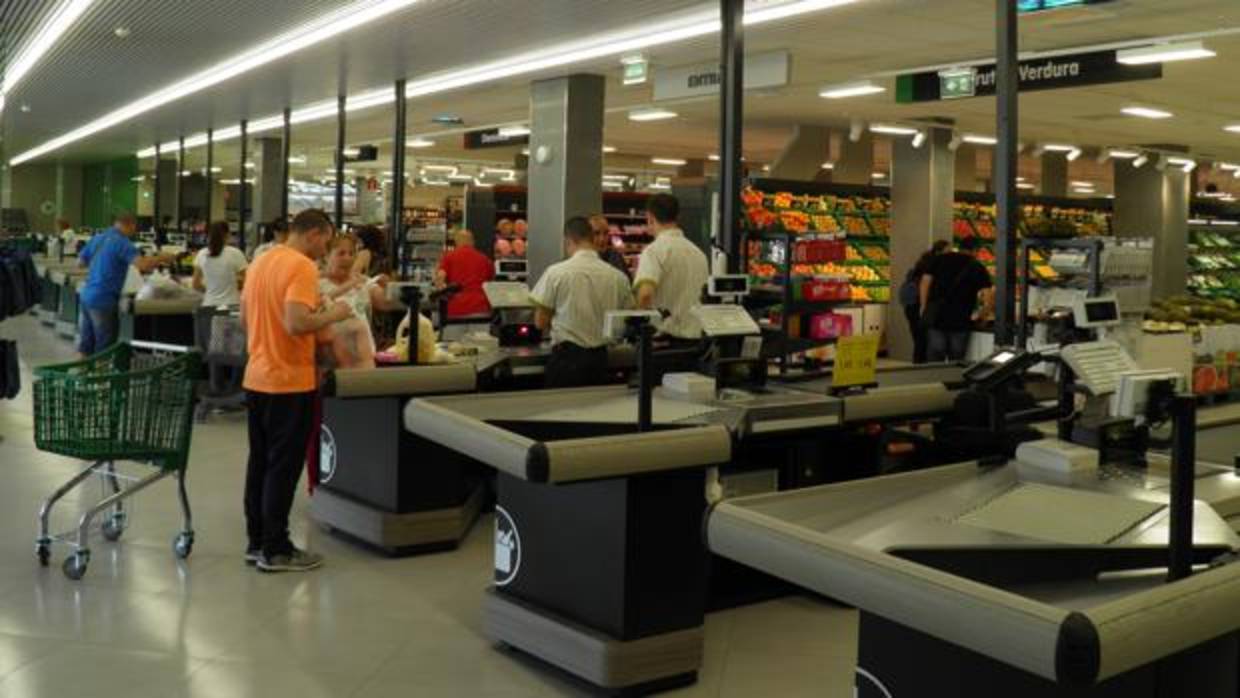 Línea de cajas en el remozado Mercadona de Las Quemadas en Córdoba