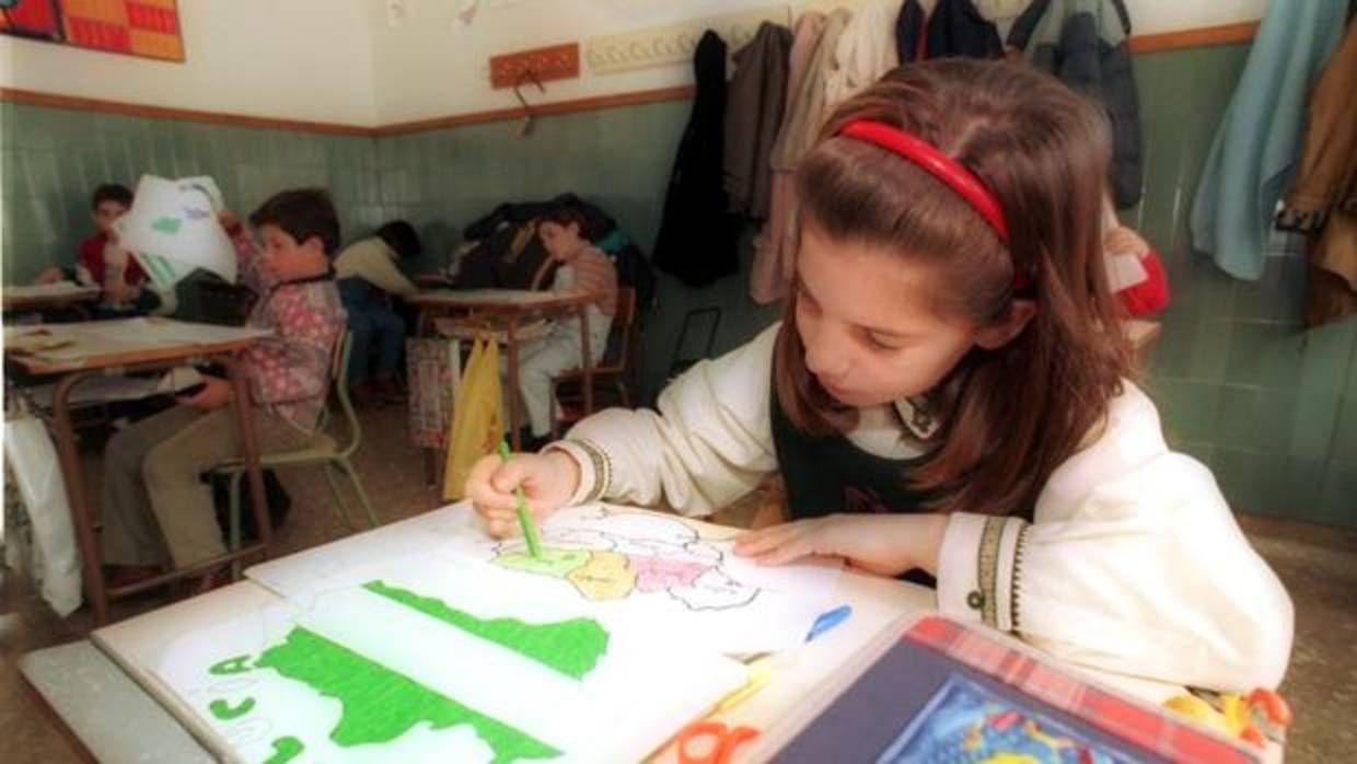 Una alumna asiste a clases en un colegio en Jaén