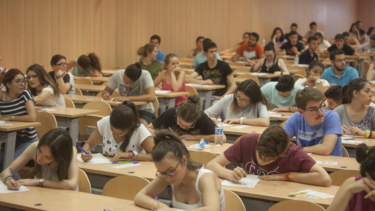 Estudiantes durante una de las pruebas de selectividad del año pasado