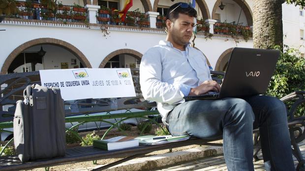 El hijo de Valderas deja IU y la llama «ruin» por forzar a su «camarada y padre» a renunciar a un cargo