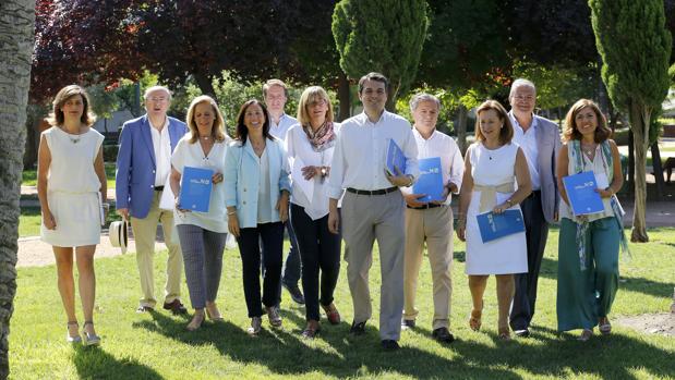 El portavoz del PP en el Ayuntamiento, José María Bellido, junto con el grupo de concejales del Grupo Popular