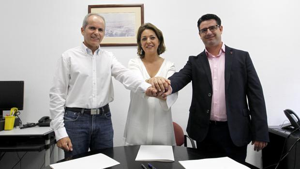 El portavoz de Ganemos, la alcaldesa (PSOE) y el primer teniente de alcalde (IU)