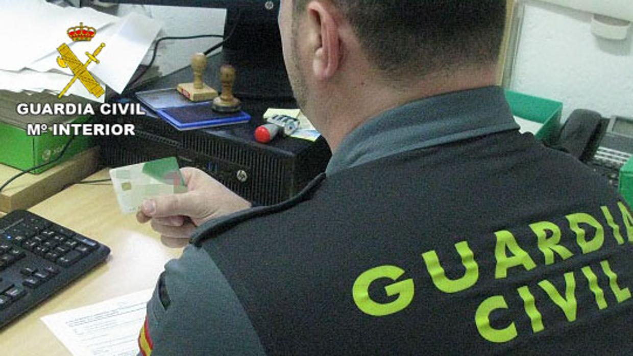 La Guardia Civil ha detenido al estafador en un hotel de El Rompido