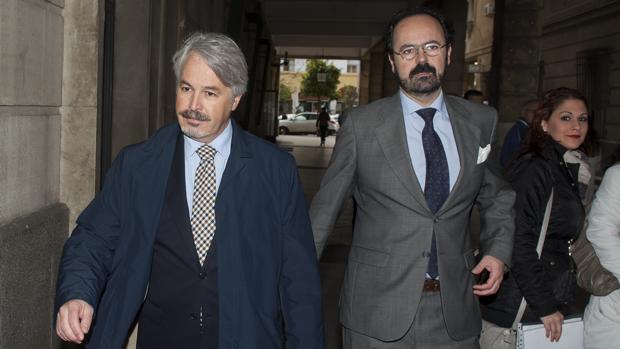 El exdirector general de la agencia IDEA Jacinto Cañete y su abogado, Juan Carlos Alférez
