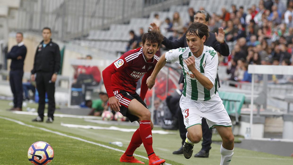 El lateral Mariano Bíttolo conduce el esférico en el partido ante el Mirandés