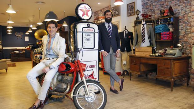 Los fundadores de la firma de moda, en el establecimiento de la avenida de Gran Capitán