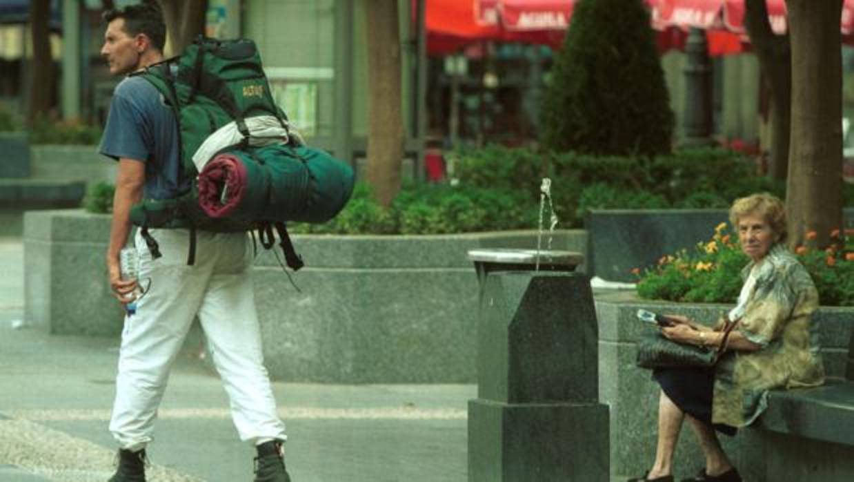 Un turista de mochila por la Plaza de las Tendillas