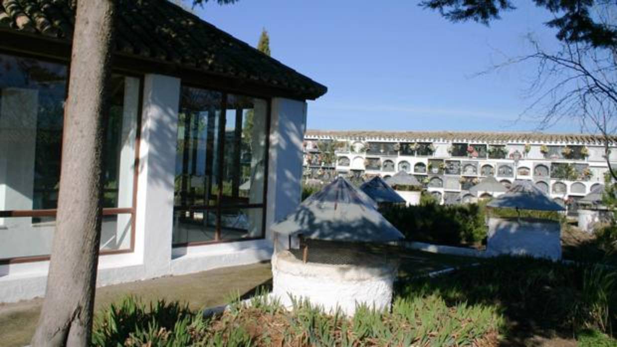 Interior del cementerio de Monturque con las chimeneas de las cisternas