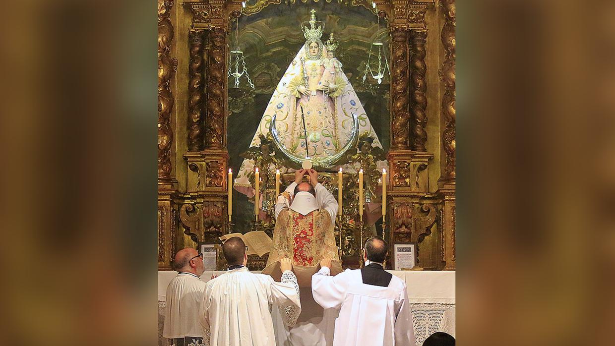 Misa tradicional ante la Virgen de Araceli