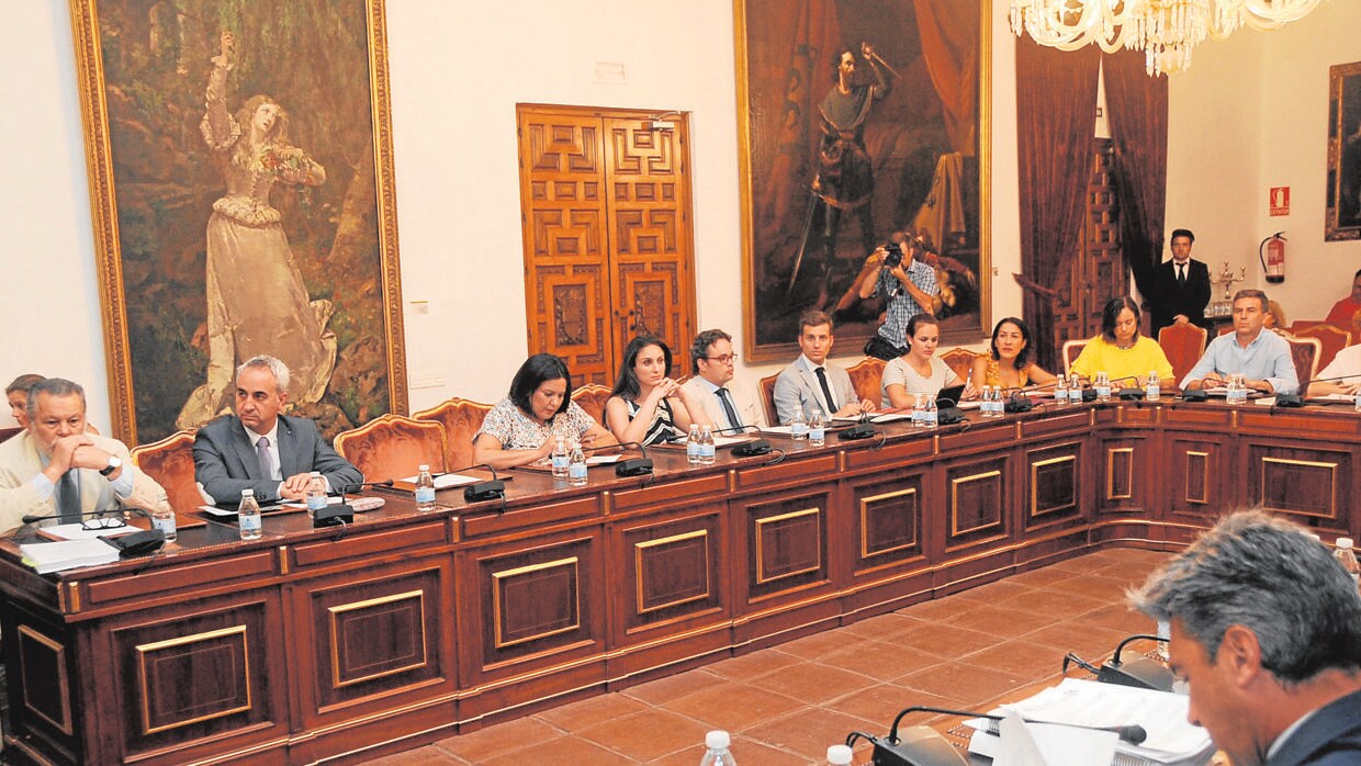 Diputados durante el Pleno celebrado ayer en el Palacio de la Merced