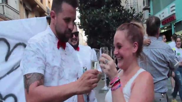 «¿Te quieres casar con nosotros?»: una emotiva pedida de mano en plena calle Cruz Conde de Córdoba