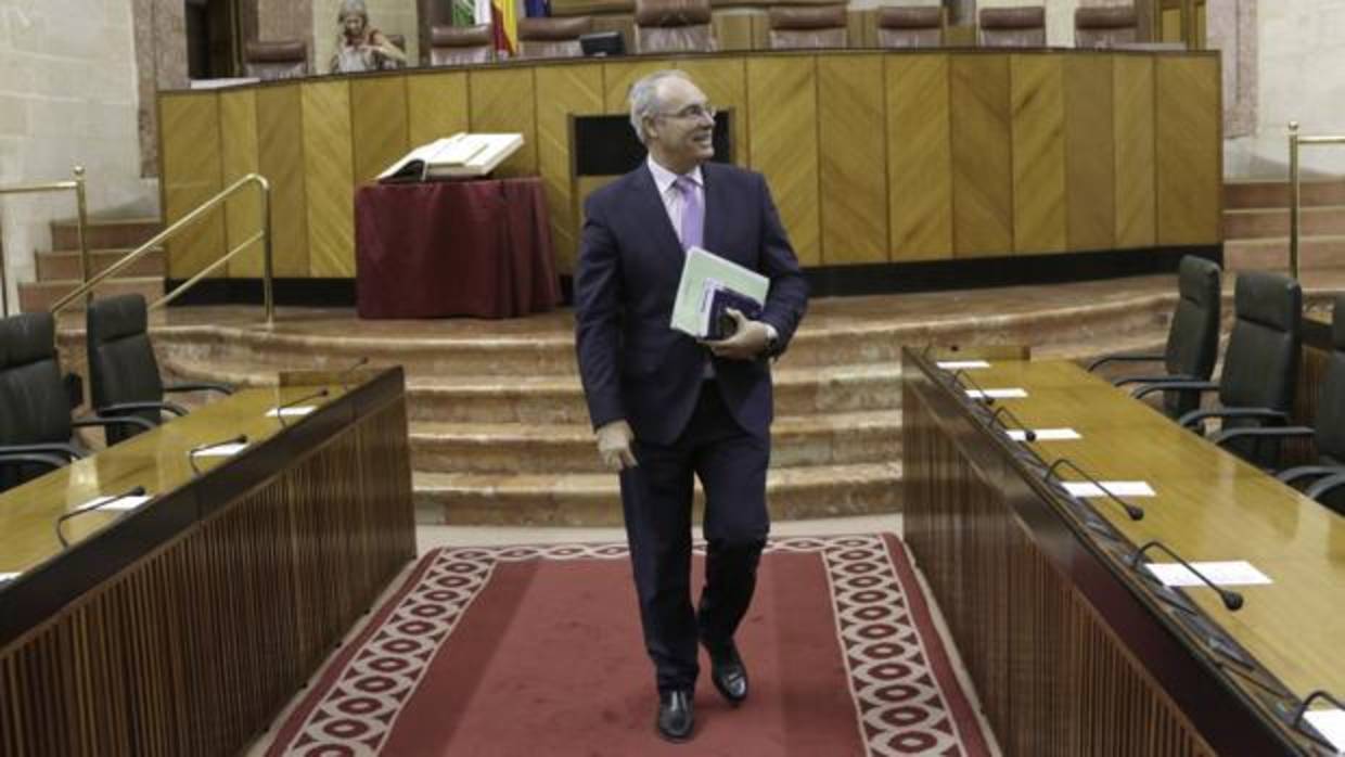 Juan Pablo Durán saliendo del Parlamento andaluz