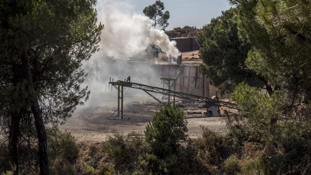 La carbonera, trabajando el pasado sábado mientras este martes permanecía sin actividad