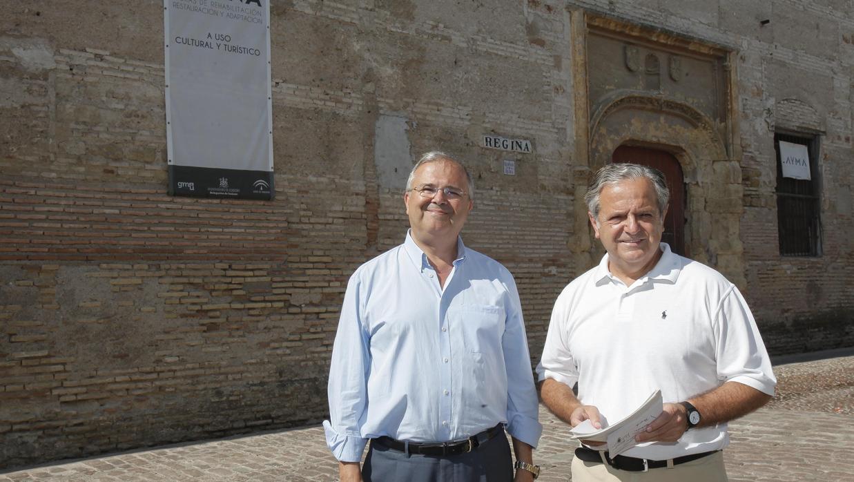 Los concejales del PP Salvador Fuentes y Juan Miguel Moreno en la fachada del Convento Regina