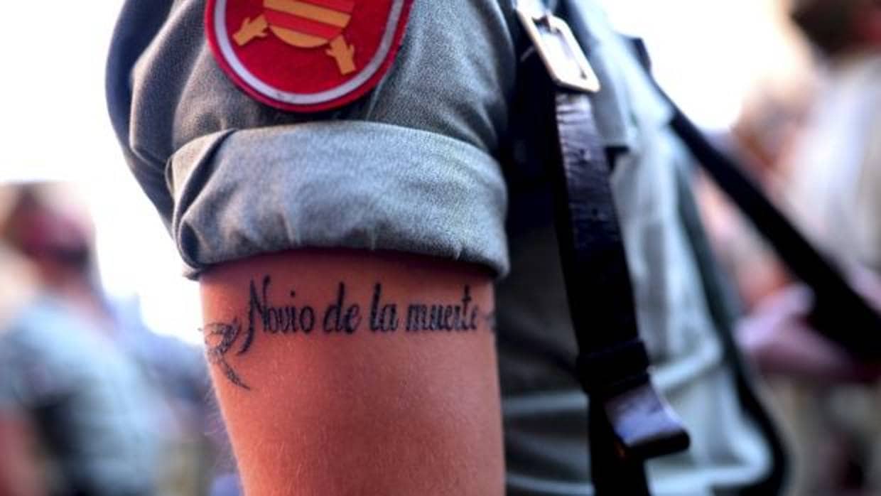 Detalle de un tatuaje en el brazo de un legionario