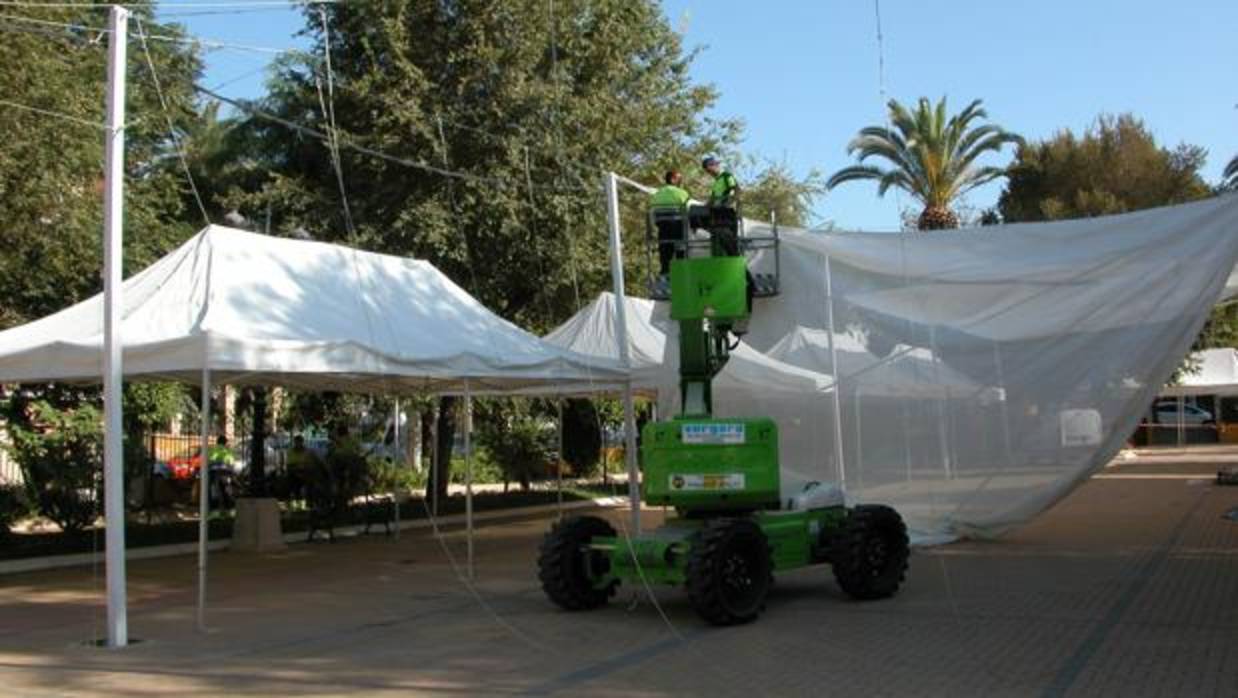 Instalación de toldos en el Paseo de Rojas de Lucena