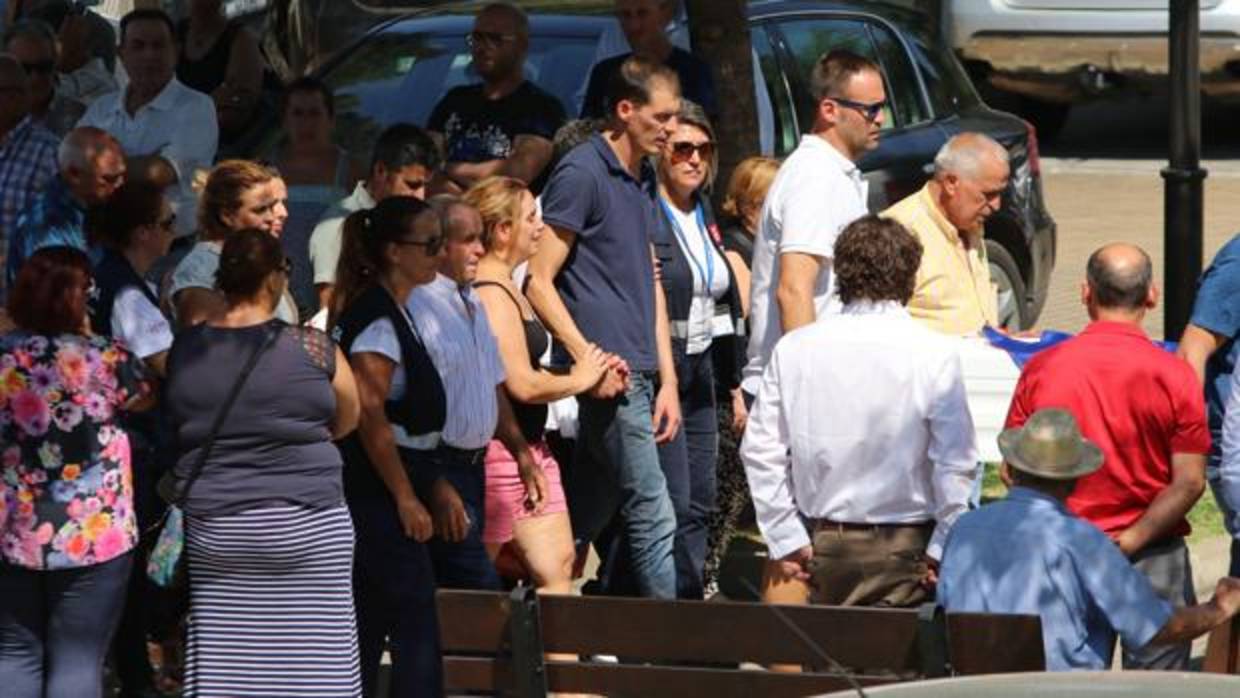 Los padres de la niña desaparecida en Pizarra y hallada muerta, el día de su entierro