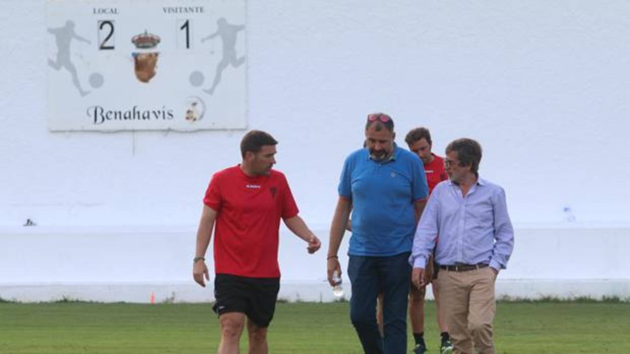 González, Cardoso y Carrión conversan tras un entrenamiento