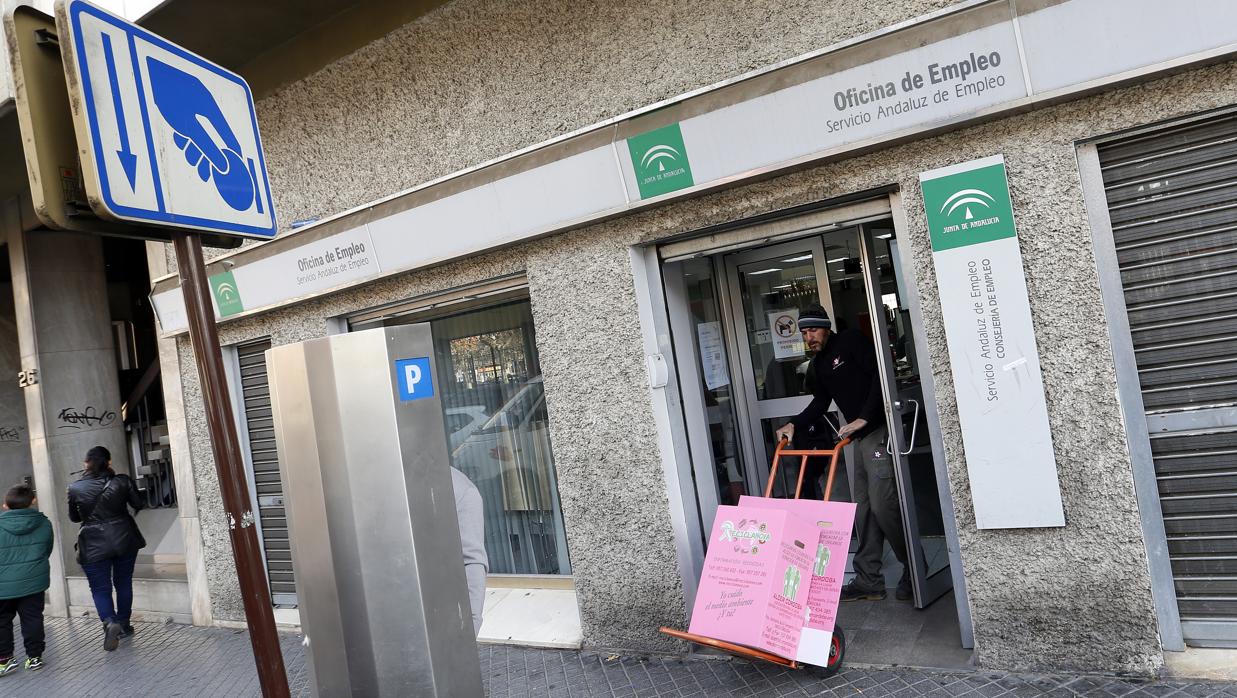 Entrada de una de las oficinas de empleo de la ciudad de Córdoba