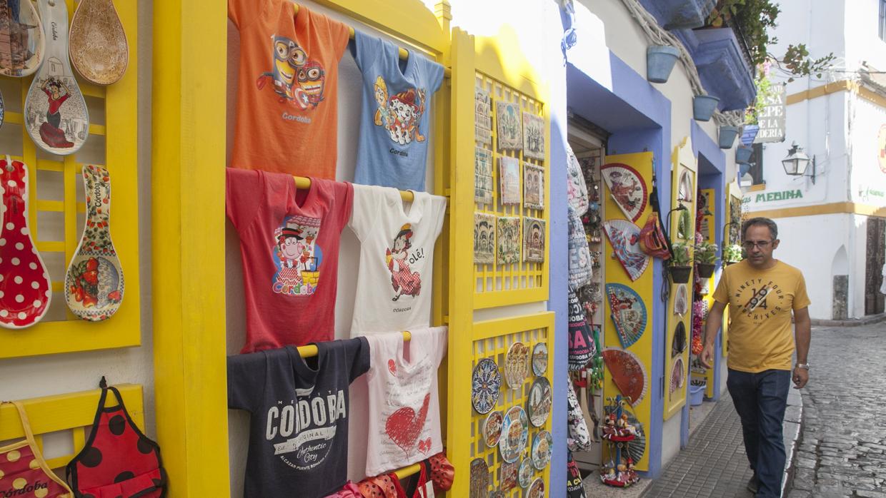 Expositor de una tienda de souvenirs en la calle Deanes, en la Judería