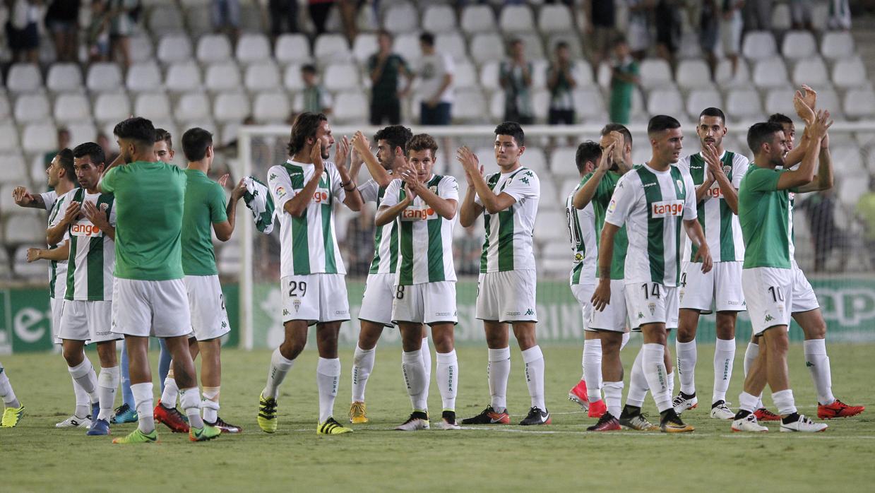 Los jugadores del Córdoba CF celebran la victoria ante el Betis en el partido de presentación