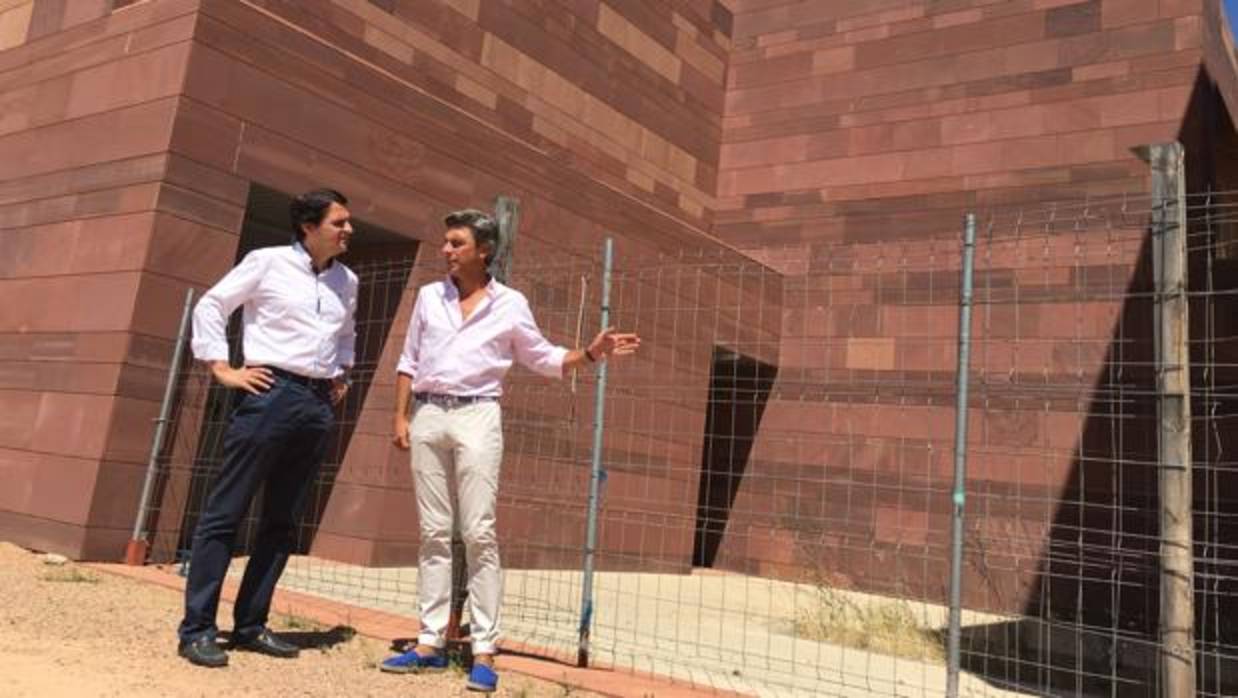 José María Bellido y Andrés Lorite, durante su visita al centro cívico de Cerro Muriano