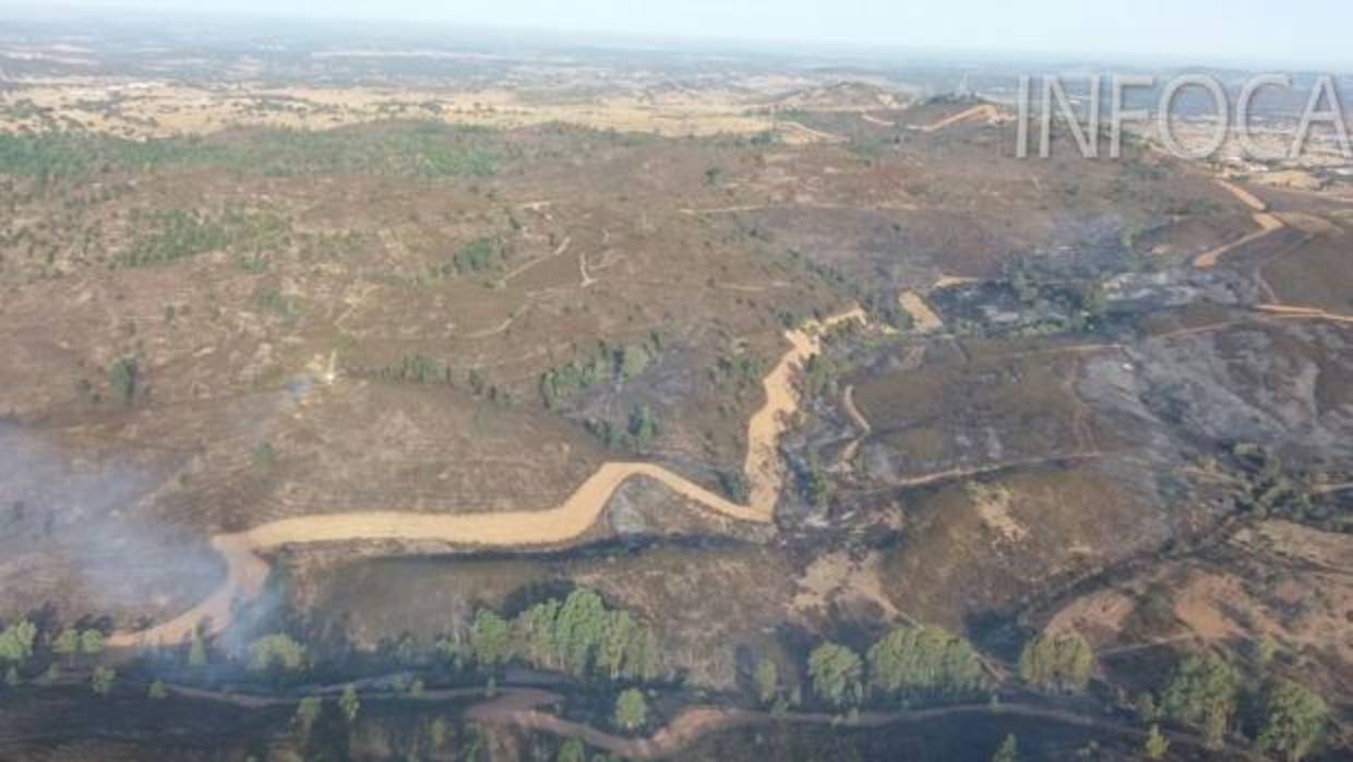 Los bomberos han trabajado más de 19 horas para controlar el fuego en el Puerto de la Palma